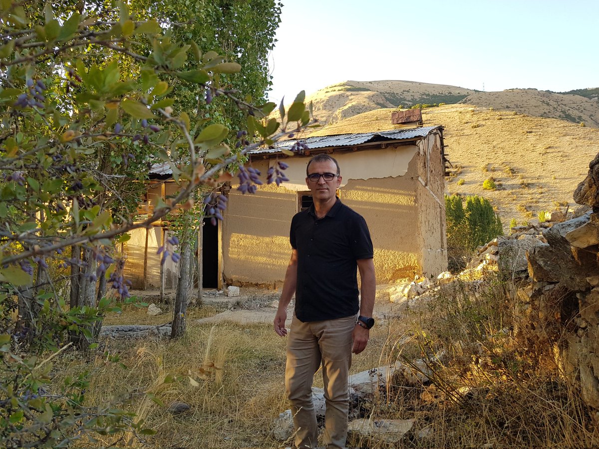 f_dundar's tweet photo. Derin bir hikayesi vardır bu mekânın. Sonbahara atınca kendimi yine yolum düşüyor buraya, yine bir sonbaharda. 
İçli türküler, ateşli öyküler besli yüreğiyle dururken karşımda, bu sıralar pek viran bakıyor kızambıklar arasından... |f.d.| 

Bayburt, Ekim 2022 https://t.co/33hnevMT3j