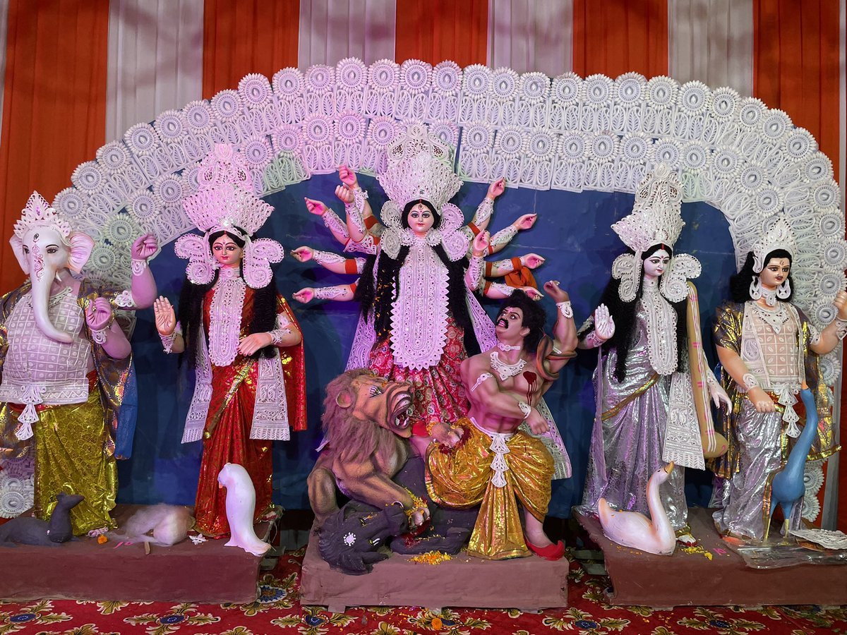 SpringMeadowsR's tweet photo. ॐ सर्वमंगल मांगल्ये शिवे सर्वार्थ साधिके।
शरण्ये त्र्यंबके गौरी नारायणि नमोऽस्तुते।

माँ कीं असीम कृपया से, स्प्रिंग मेडोज़ सोसाययटी में धूम धाम से दुर्गा माई का पूजन आयोजित किया गया हैं। 

माँ दुर्गा का आशीर्वाद सभी पर बना रहे और माँ सभी को सुख, समृद्धि और शांति प्रदान करें।🙏 https://t.co/RgFxeJ0vZE