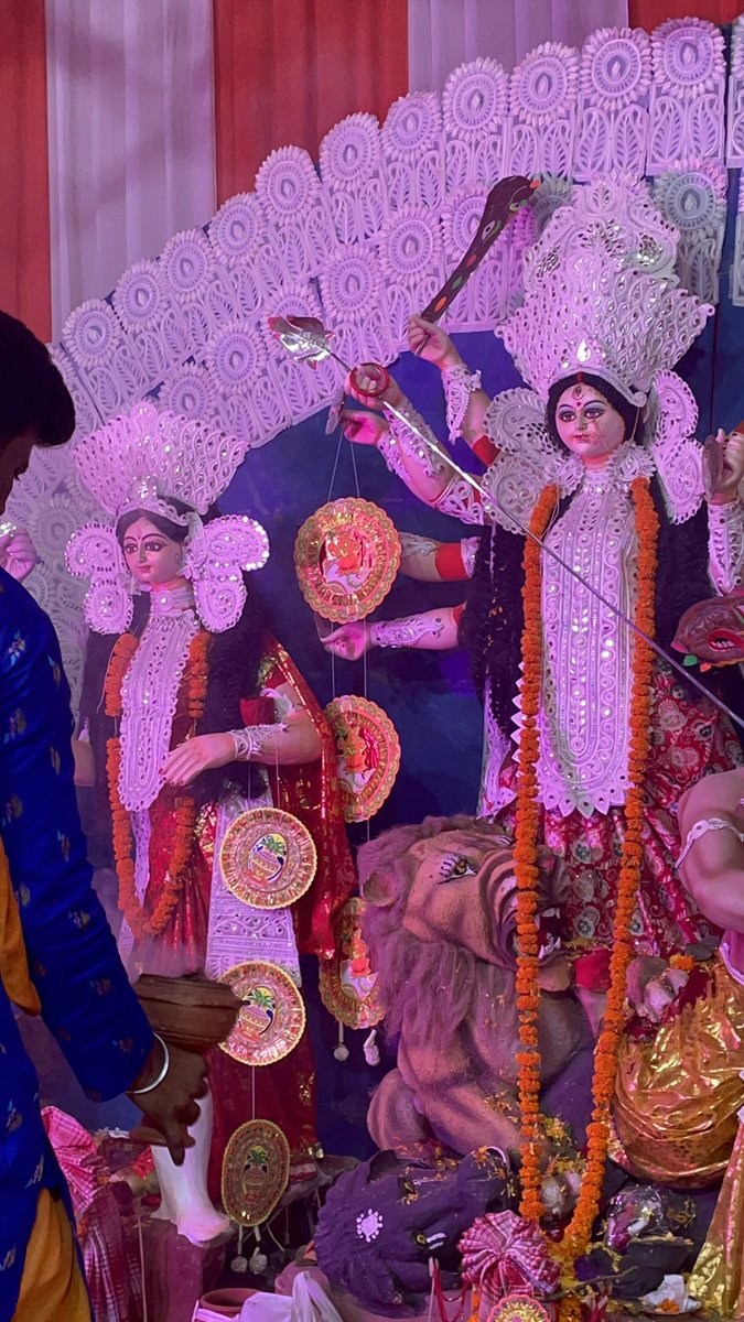 SpringMeadowsR's tweet photo. ॐ सर्वमंगल मांगल्ये शिवे सर्वार्थ साधिके।
शरण्ये त्र्यंबके गौरी नारायणि नमोऽस्तुते।

माँ कीं असीम कृपया से, स्प्रिंग मेडोज़ सोसाययटी में धूम धाम से दुर्गा माई का पूजन आयोजित किया गया हैं। 

माँ दुर्गा का आशीर्वाद सभी पर बना रहे और माँ सभी को सुख, समृद्धि और शांति प्रदान करें।🙏 https://t.co/RgFxeJ0vZE