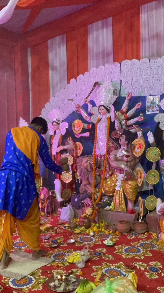 SpringMeadowsR's tweet photo. ॐ सर्वमंगल मांगल्ये शिवे सर्वार्थ साधिके।
शरण्ये त्र्यंबके गौरी नारायणि नमोऽस्तुते।

माँ कीं असीम कृपया से, स्प्रिंग मेडोज़ सोसाययटी में धूम धाम से दुर्गा माई का पूजन आयोजित किया गया हैं। 

माँ दुर्गा का आशीर्वाद सभी पर बना रहे और माँ सभी को सुख, समृद्धि और शांति प्रदान करें।🙏 https://t.co/RgFxeJ0vZE