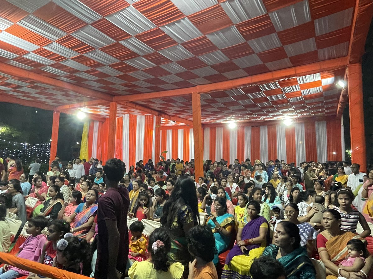 SpringMeadowsR's tweet photo. ॐ सर्वमंगल मांगल्ये शिवे सर्वार्थ साधिके।
शरण्ये त्र्यंबके गौरी नारायणि नमोऽस्तुते।

माँ कीं असीम कृपया से, स्प्रिंग मेडोज़ सोसाययटी में धूम धाम से दुर्गा माई का पूजन आयोजित किया गया हैं। 

माँ दुर्गा का आशीर्वाद सभी पर बना रहे और माँ सभी को सुख, समृद्धि और शांति प्रदान करें।🙏 https://t.co/RgFxeJ0vZE