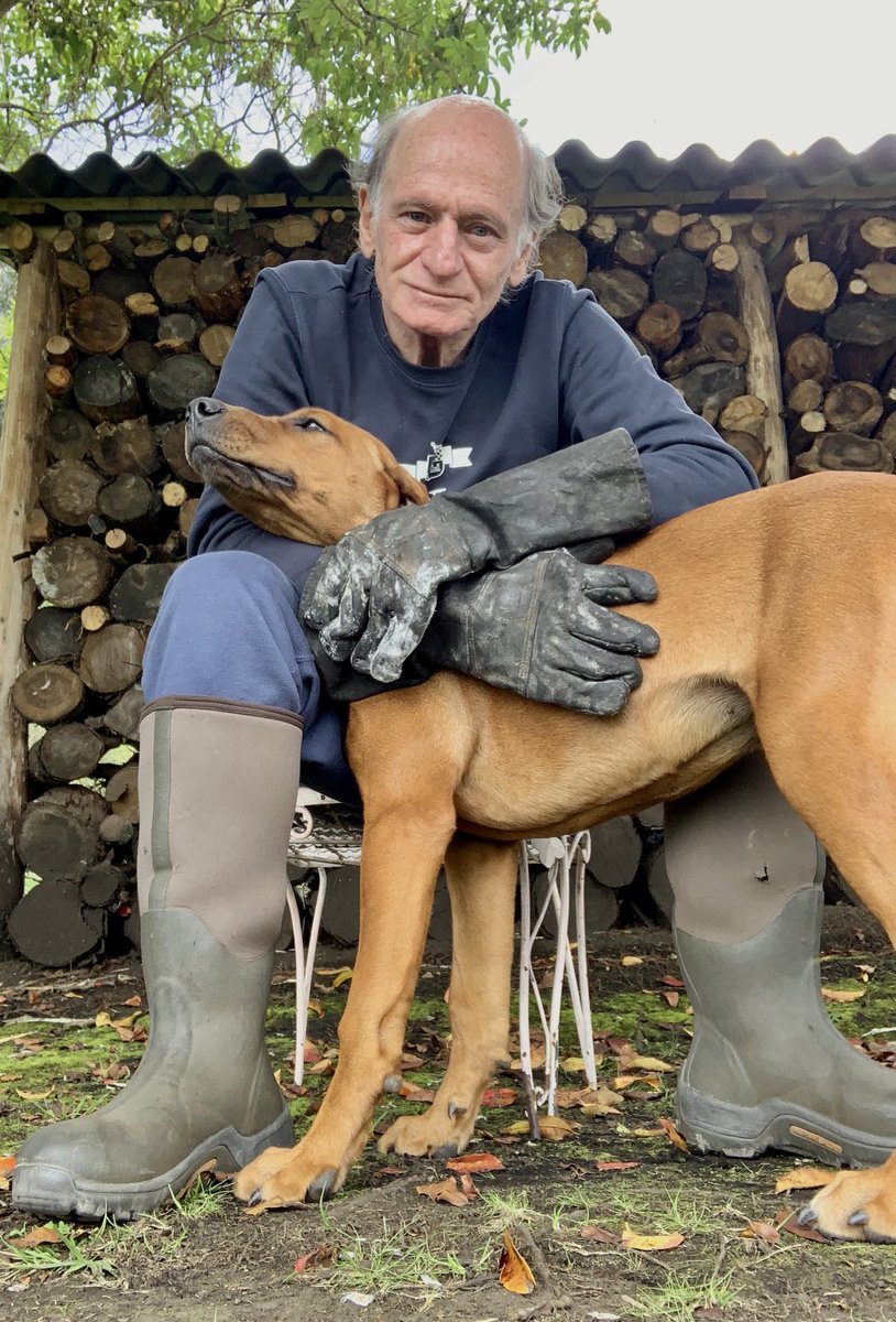 FernanMartinez's tweet photo. “Mi meta en la vida es ser tan buena persona, como mi perro cree que soy”.

#ucrania
#rodhesianridgeback
#Subachoque 
#BBQ https://t.co/BY7lnjg3Lm