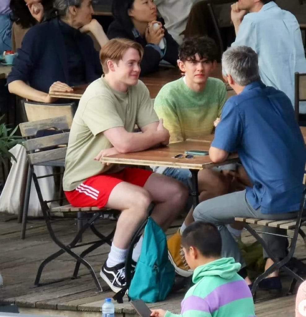 HeartstopperF_P's tweet photo. Kit Connor y Joe Locke en una de las escenas de lo que podría ser cuando Nick se encuentra con su padre en París. 🧐

#KitConnor #JoeLocke
#Heartstopper #HeartstopperSeason2 https://t.co/lvx5KlBeEg