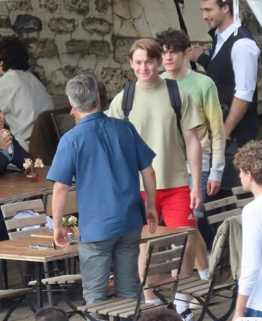 HeartstopperF_P's tweet photo. Kit Connor y Joe Locke en una de las escenas de lo que podría ser cuando Nick se encuentra con su padre en París. 🧐

#KitConnor #JoeLocke
#Heartstopper #HeartstopperSeason2 https://t.co/lvx5KlBeEg