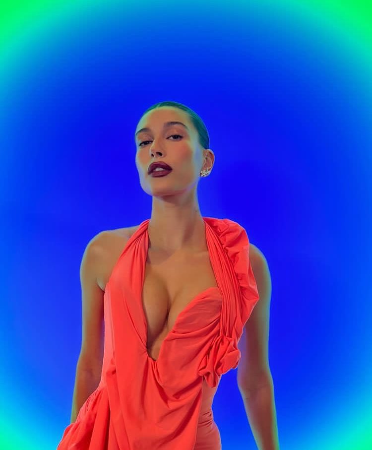 BALDWINDAlLY's tweet photo. just hailey bieber being this hot https://t.co/DURIKI1wEZ
