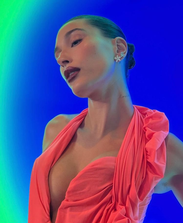 BALDWINDAlLY's tweet photo. just hailey bieber being this hot https://t.co/DURIKI1wEZ