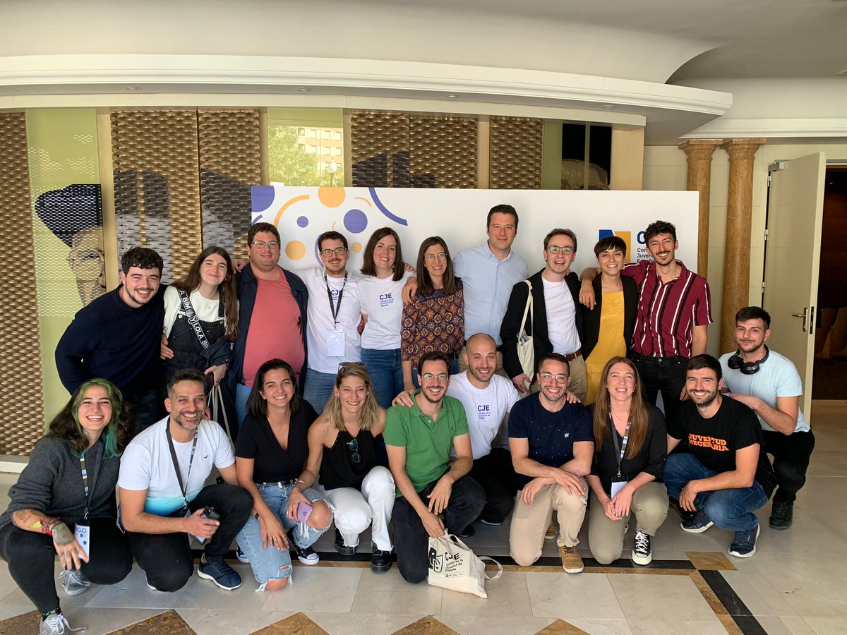 EnriqueHernd10's tweet photo. Esta foto de hoy me emociona. Falta mucha gente, pero están algunas de las personas que más he admirado en los últimos años al servicio de un mundo mejor. 
Fuimos y #SomosCJE, quizá ya no jóvenes, pero sí con orgullo de quienes ahora lo son en plenitud. https://t.co/PTGMcZRw7g
