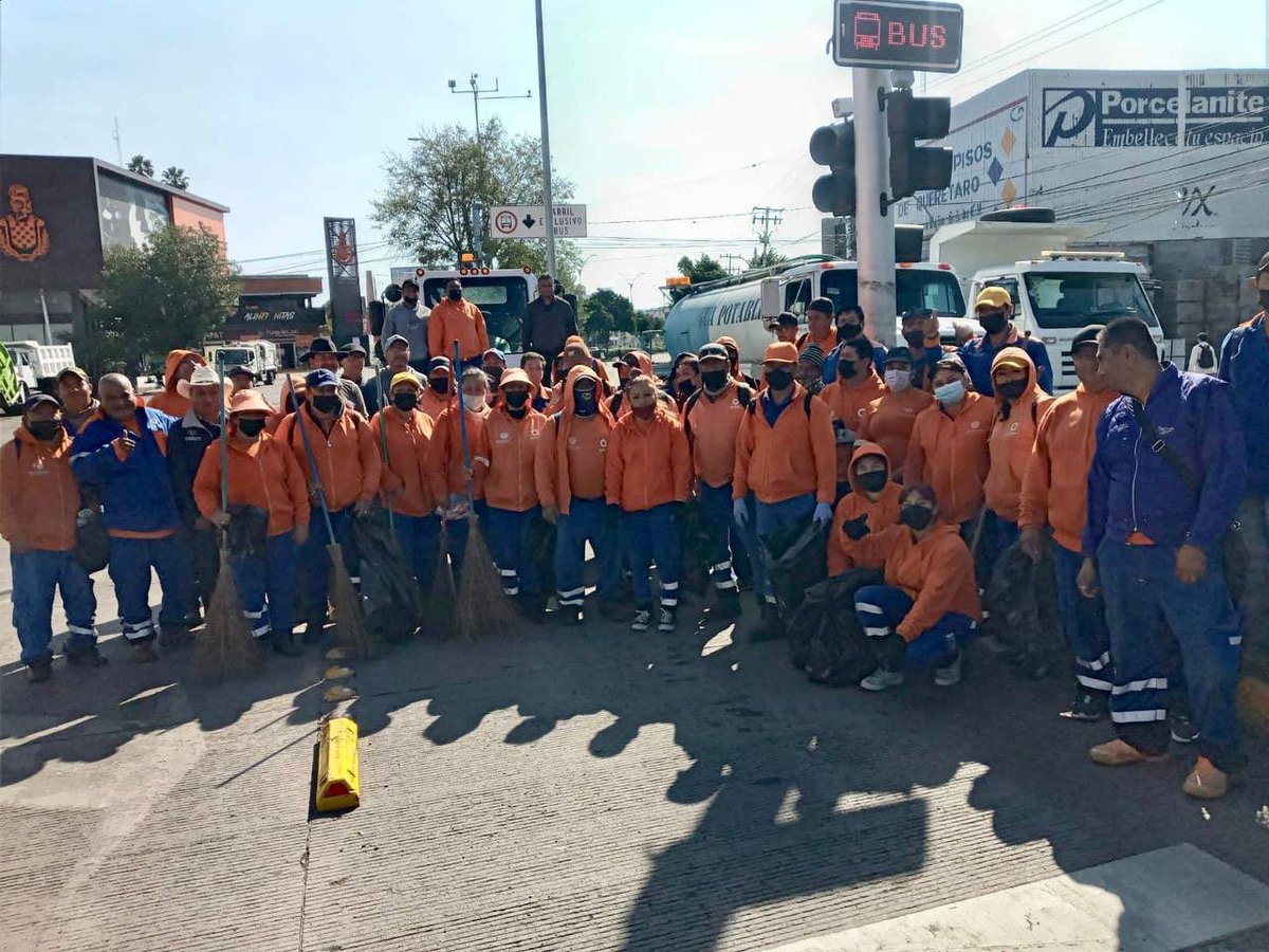 qromunicipio's tweet photo. Seguramente los viste en toda la carrera, alentándote, cuidando tu camino y cruzando la meta contigo. El equipo de Servicios Públicos siempre está en los mejores eventos. 
#QroMaratón 🏃‍♀️🏃‍♂️ https://t.co/1U7wUdMawA