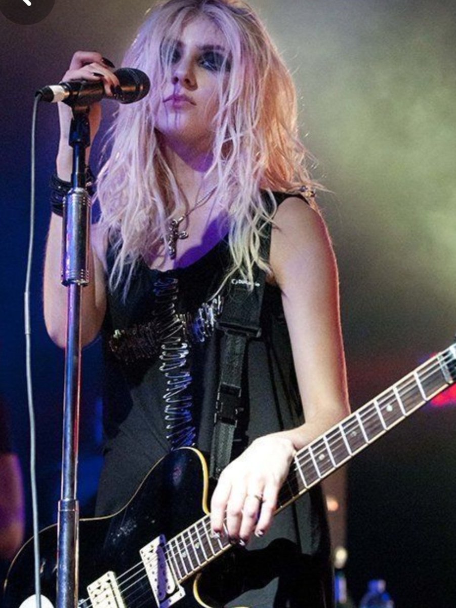 lame_grl's tweet photo. Resulta que ahora está de moda la aesthetic rockstar girlfriend (?)
Y si se pone de moda la aesthetic female rockstar? https://t.co/UgMTilp5XV