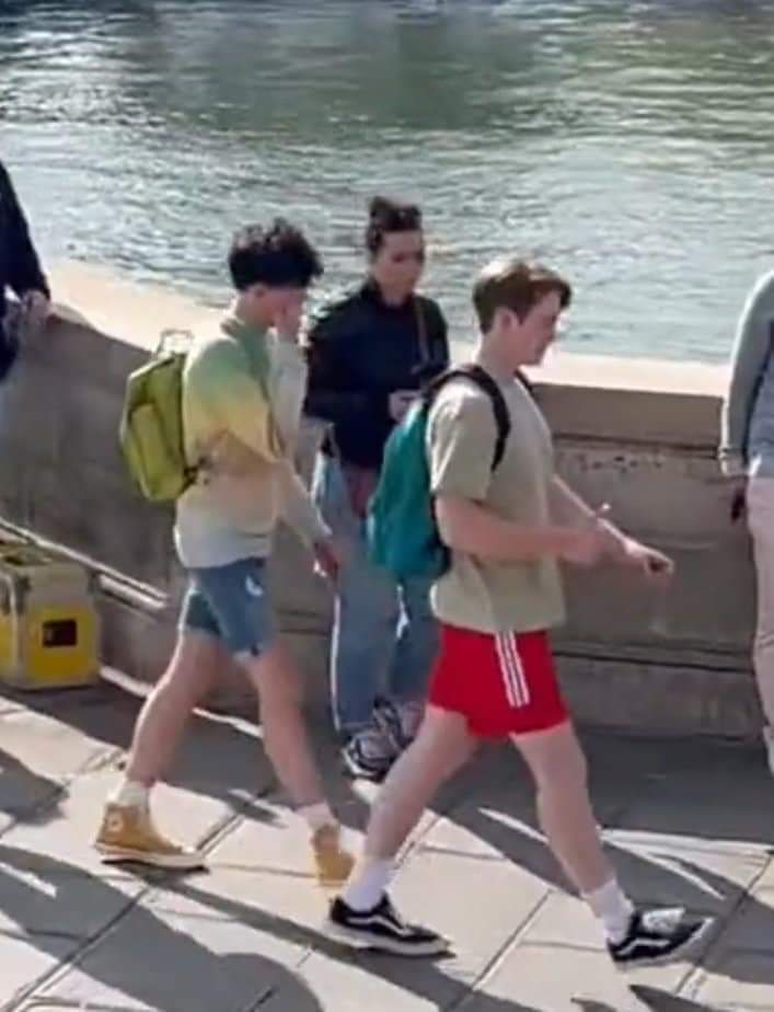 HeartstopperF_P's tweet photo. Nick y Charlie durante el viaje escolar en París. 🤍✨

#NickNelson #CharlieSpring
#KitConnor #JoeLocke
#Heartstopper #HeartstopperSeason2 https://t.co/umBPDYq9qZ