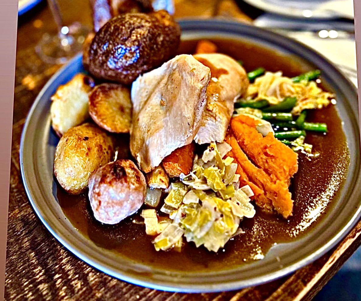 The_SuffolkArms's tweet photo. Have you booked for next Sunday yet?!
#cheltenhampub #sundayroastcheltenham #publunch #sundayvibes #bestpubgloucestershire2021 https://t.co/VqcoTX1Bd6