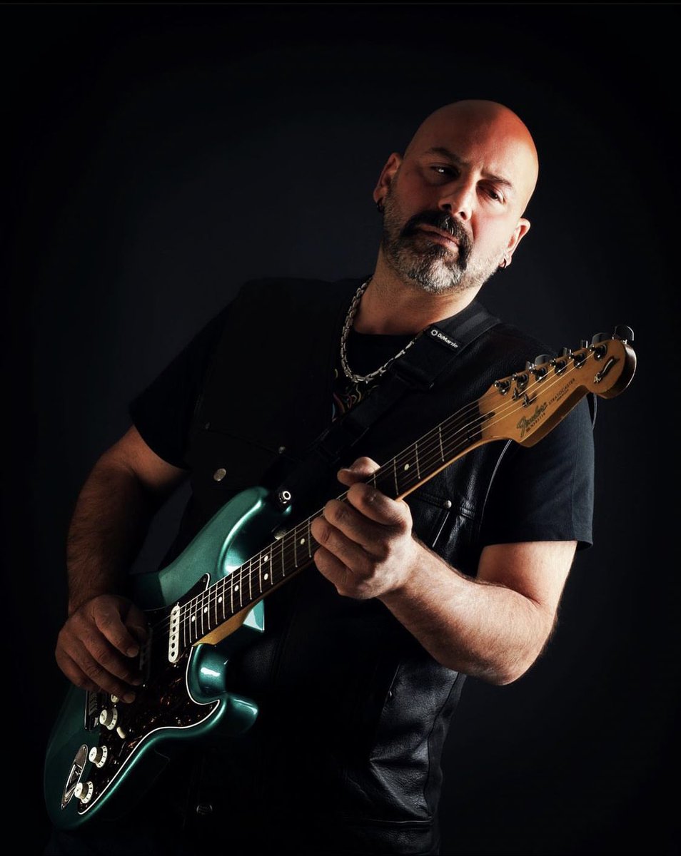 iclalmawi's tweet photo. Arkadaşımın eski eşi onur abi bardaki bir müşteri tarafından, istek yaptığı şarkıyı çalmadığı bahanesiyle öldürülmüş. Gerçekten kötülüğün zirve yaptığı iğrenç bir çağ da yaşıyoruz.. Allah rahmet eylesin, ailesine sabır versin.  #OnurŞener#OnurŞener https://t.co/Qfd2CwFfC4