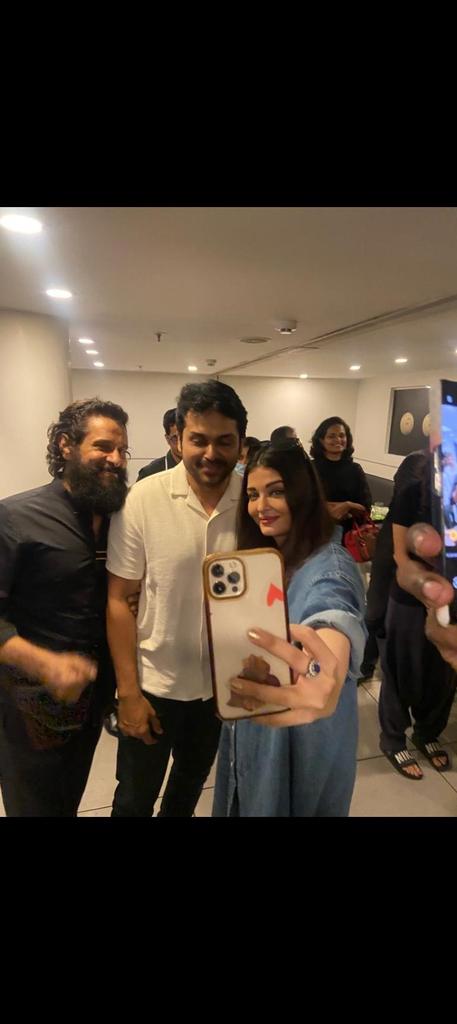 AbbyView06's tweet photo. Is it me or #AishwaryaRai looks a whole lot more comfortable and genuinely happy 😊  with her south Indian co stars and directors than bollywood
#PonniyinSelvan #PonniyanSelvan1 #AishwaryaRaiBachchan https://t.co/Wotwgzqa1V