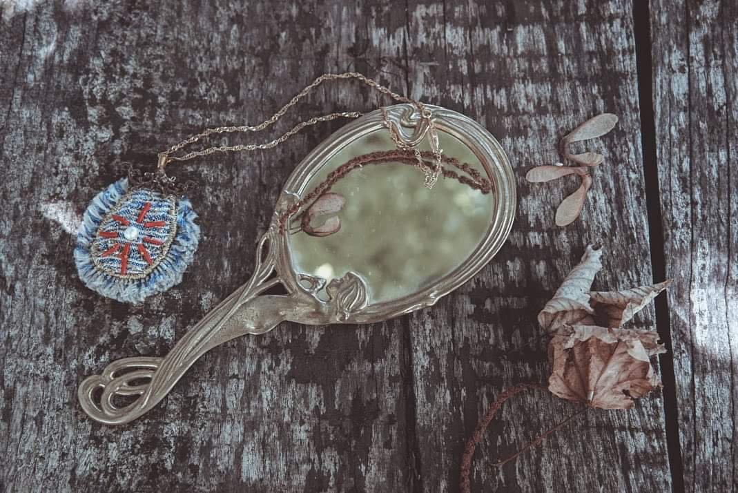 _vgallo's tweet photo. #Modasostenibile. 
#Gioielli in #ginestra

Un post della giovane designer #Pasly con i primi prototipi di gioielli in ginestra, che ha presentato alla #MilanoFashionWeek. 
I materiali in ginestra sono stati realizzati dall'#Unical/Progetto Smafinec/2021

https://t.co/wFX3UeKgDU https://t.co/Hip3AEheW6