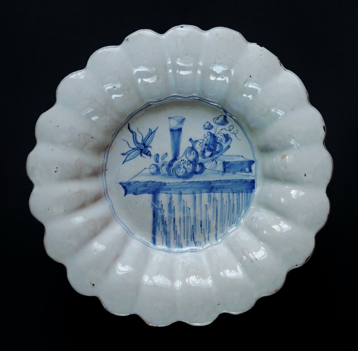 @rijksmuseum And what do you think about this fellow? What kind of insect? A very rare, probably Haarlem #faience, 1640, fluted dish, 28cm. C.EvD. #rijksmseum #vermeer #Goldenage #China #porcelain #pottery #maiolica #tinglaze #Delftblue #antiqueDelft #Dutchdelft #antiqueceramics #delftware