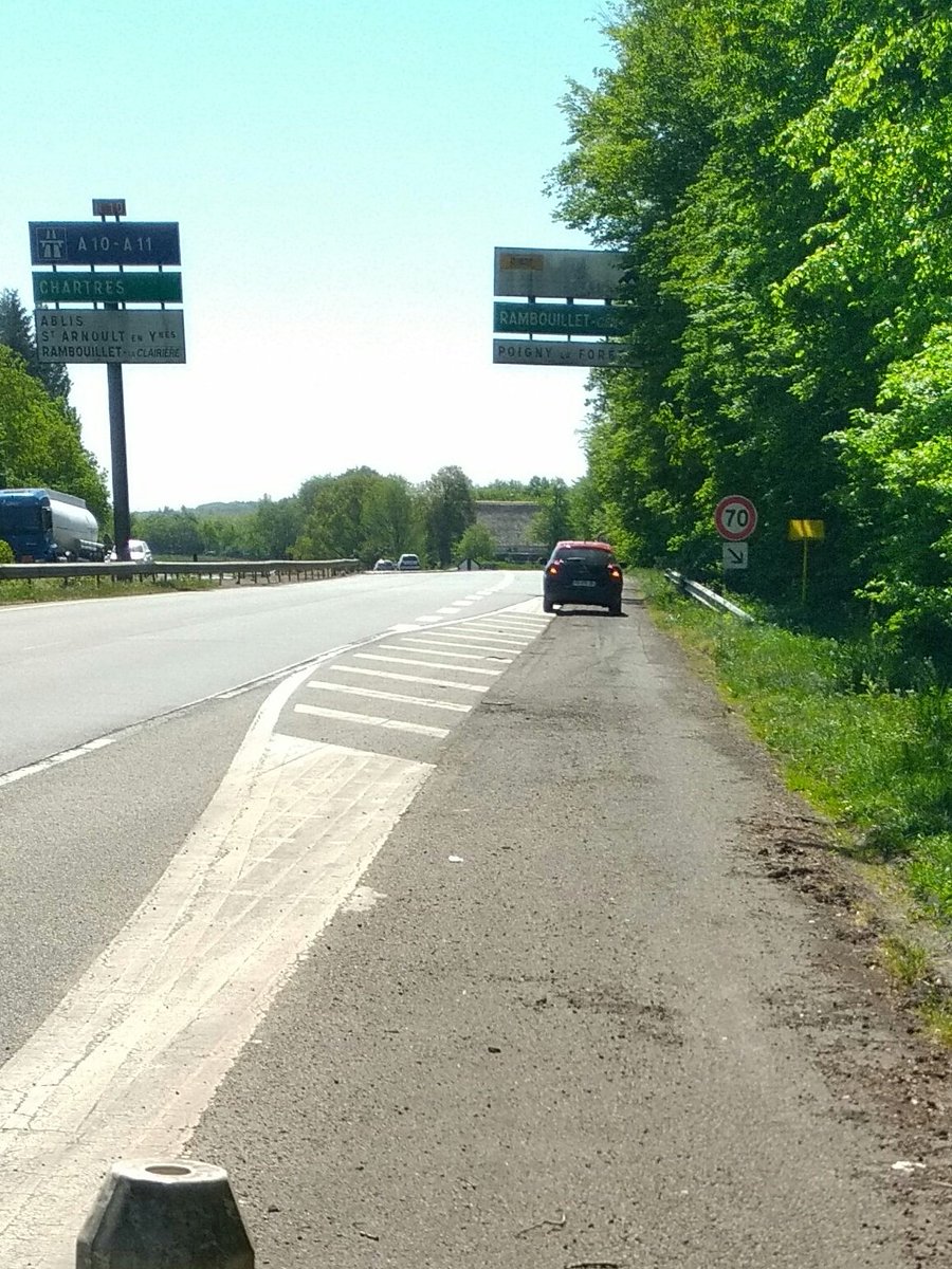 velut78's tweet photo. @RidePowerGirl @Rambouillet_78 @Les_Yvelines Y a pas à chier, c'est bien une piste cyclable, et une B22 (tu m'étonnes), et tu as même le droit à tes #GCUM de temps à autre, tout comme une piste en ville... #PCN10 https://t.co/ocxYzqJAcC