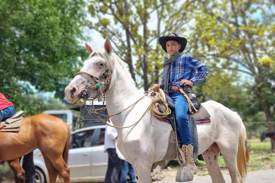 El Primer Jinete del #Apure participó en la Cabalgata en La Victoria del municipio #Paez, celebrando a San Francisco de Asís.

Así lo dijo 📝el Gob.<a href="/eduardopiate2/">eduardo piñate</a> Estamos trabajando duro para levantar la cultura llanera y la apureñida.🤠<a href="/NicolasMaduro/">Nicolás Maduro</a>
#JuntosRegresemosALaEscuela