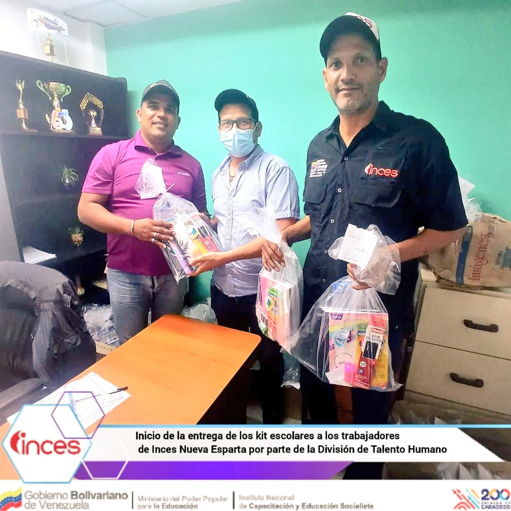 IncesNe_Alex's tweet photo. Trabajadores del @NvaInces reciben los kit escolares para sus hijos e hijas, gracias a @WuikelmanAngelP y el Gte. Regional @alexincesne #ComienzodeClasesFeliz #IncesFormandoGeneraciones @Incesocialista @NicolasMaduro @JoseGVielmaMora @_LaAvanzadora 😀👍🏻👨👩👧👦 https://t.co/vQXJPANb2s