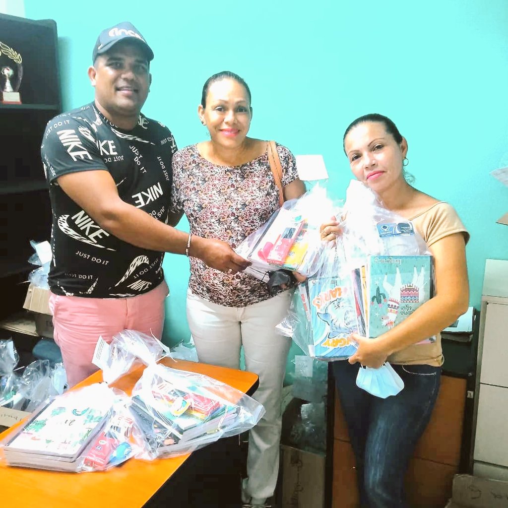 IncesNe_Alex's tweet photo. Trabajadores del @NvaInces reciben los kit escolares para sus hijos e hijas, gracias a @WuikelmanAngelP y el Gte. Regional @alexincesne #ComienzodeClasesFeliz #IncesFormandoGeneraciones @Incesocialista @NicolasMaduro @JoseGVielmaMora @_LaAvanzadora 😀👍🏻👨👩👧👦 https://t.co/vQXJPANb2s