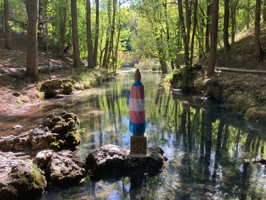AlegaCantabria's tweet photo. El nacimiento del Ebro en Cantabria es hoy guΓa del nacimiento de la RED TRANS #Espacioscomunes #Trans #Actividades #Cantabria #CampoodeSuso #transactivism #supporttransfutures #protecttranskids https://t.co/HocvLSoxkX