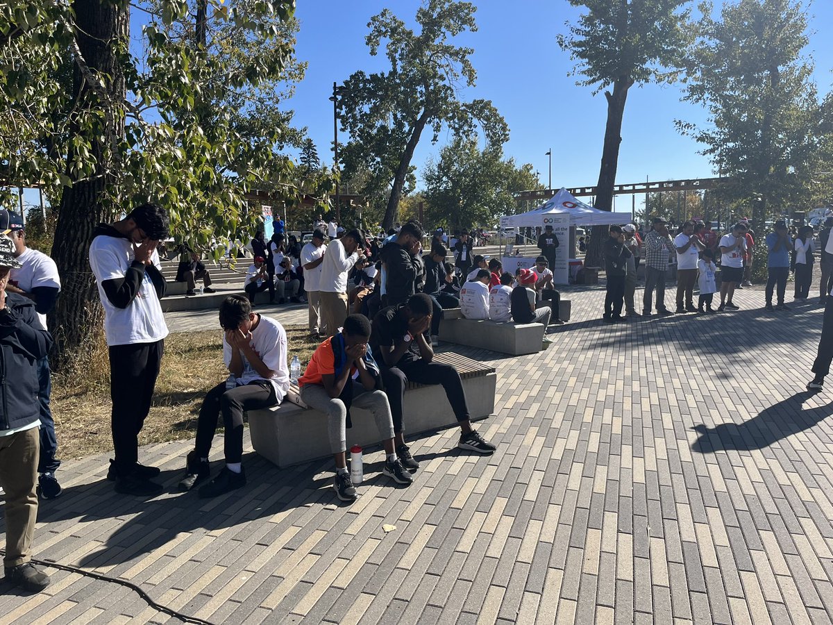 RunForCGY's tweet photo. As is accustomed with all of the events with the Ahmadiyya Muslim Community we concluded and celebrated the success of this years Run for Calgary with a silent prayer
#runforcalgary #mercy4mankind https://t.co/ZBIfSzlW1N