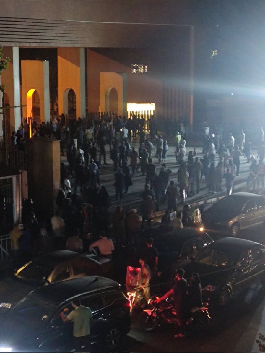 Situation extrêmement inquiétante ce soir à l’université de technologie de Sharif à Téhéran (l’école d’ingé la plus prestigieuse du pays) où de nombreux étudiants sont coincés et encerclés par les forces anti émeutes. Des tirs ont été entendus, répression très grave en cours.
