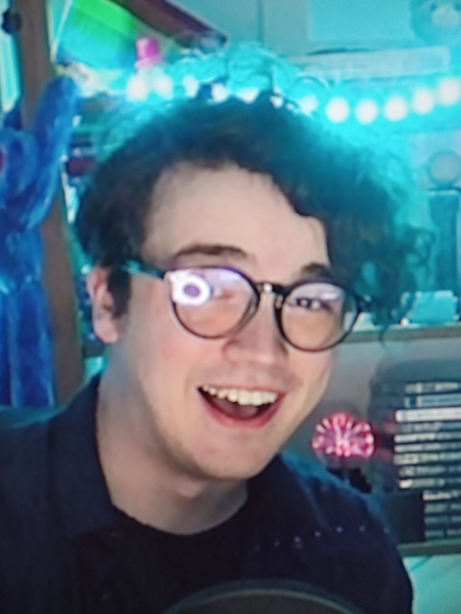 rev_144_'s tweet photo. #dreamfacereveal #dreamwastaken #facereveal honestly thought he was gonna look hotter 😕 https://t.co/v7dhVRyuUe