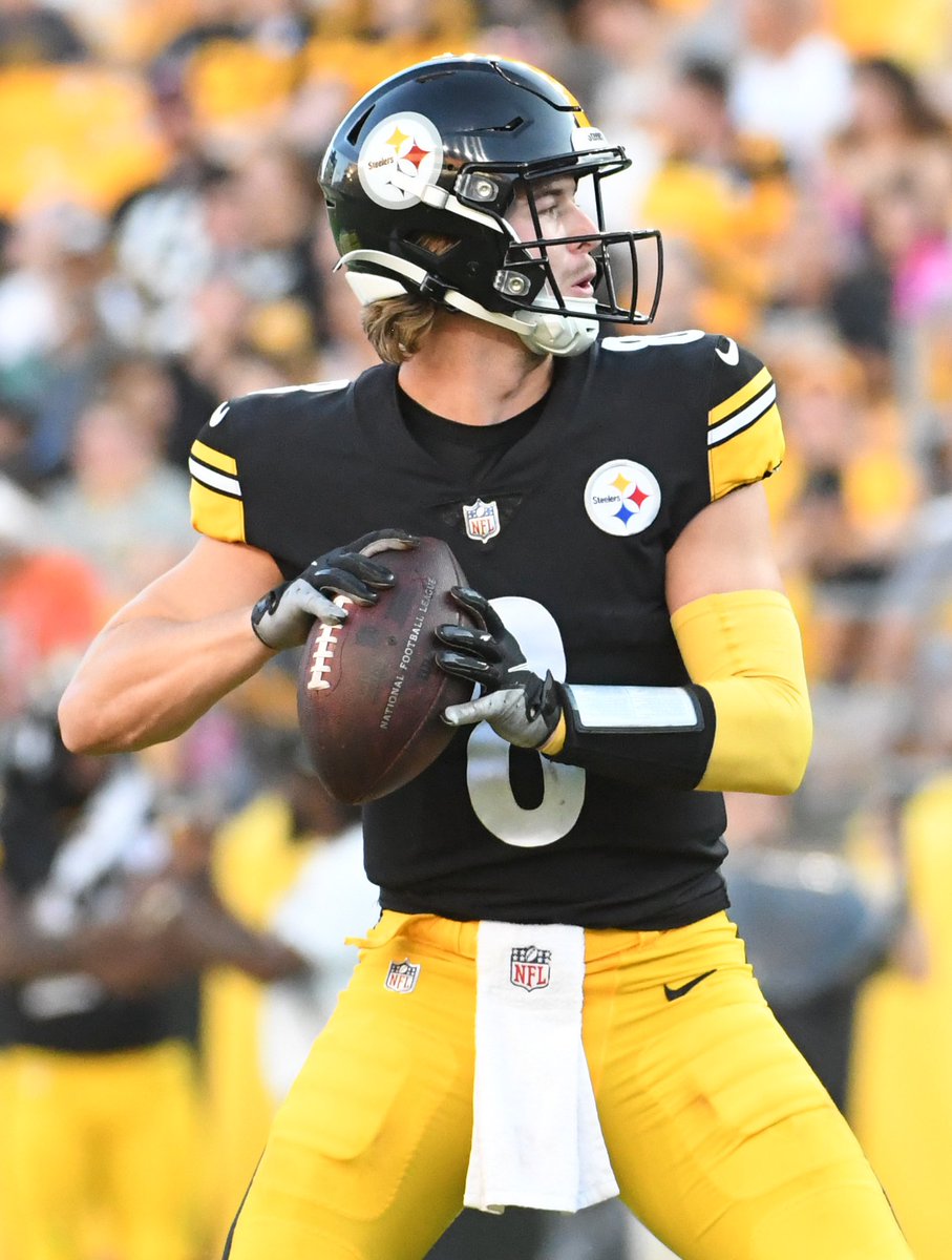 PFF_Steelers's tweet photo. There has been a QB change.

Kenny Pickett is in the game. https://t.co/I85Inv4RyX