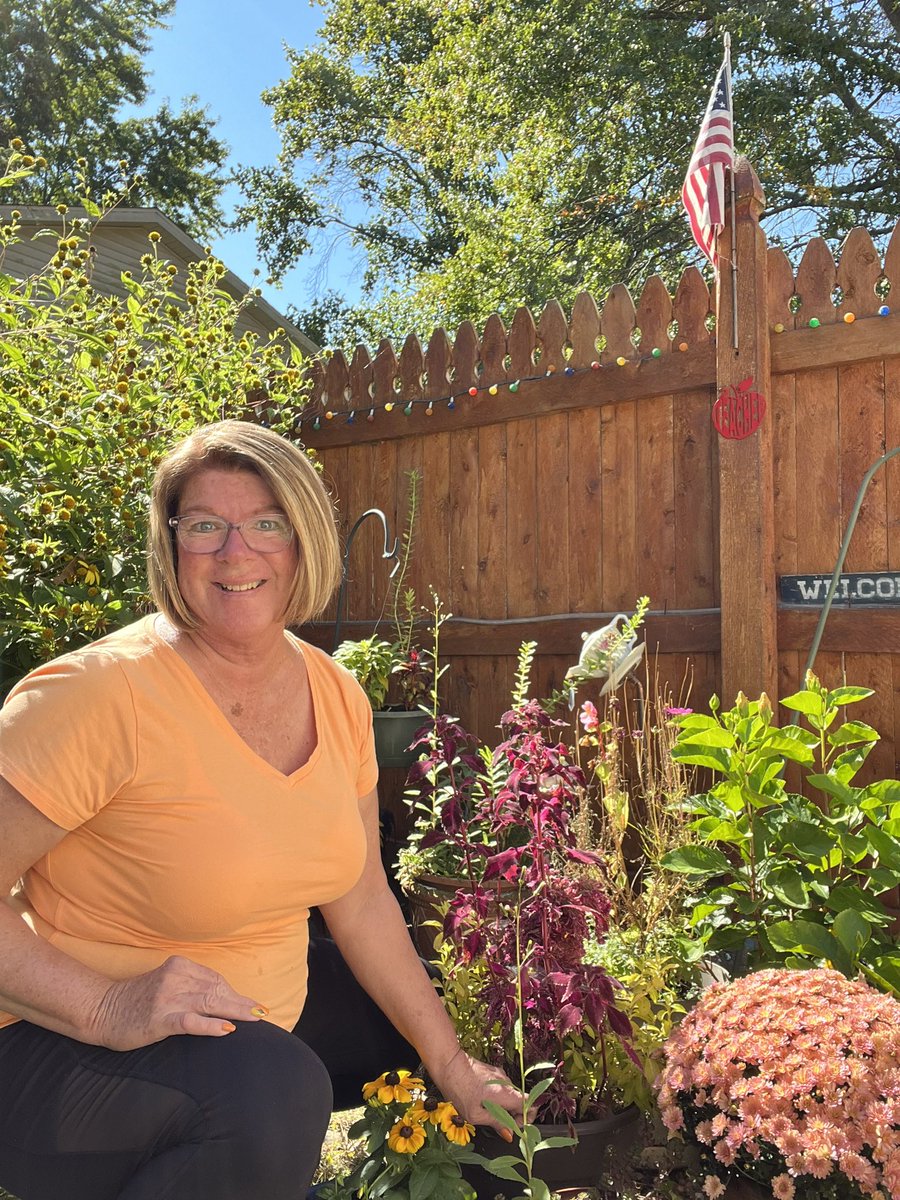 kbfoster's tweet image. @MsKarensArboretum with blue sky and orange flowers! #gorgeousday #warmOctober