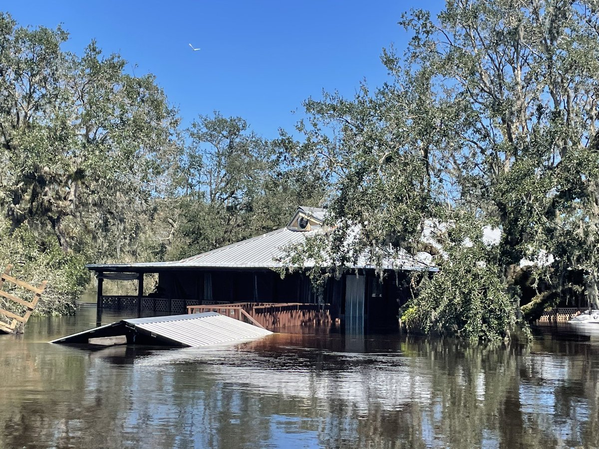 andreag_news's tweet photo. This home is completely submerged in Peace River Preserve. But it’s not just this home, every house here looks like this. We saw gators everywhere, even Tarpon as we made our way around on a boat. https://t.co/XWCodMfIKC