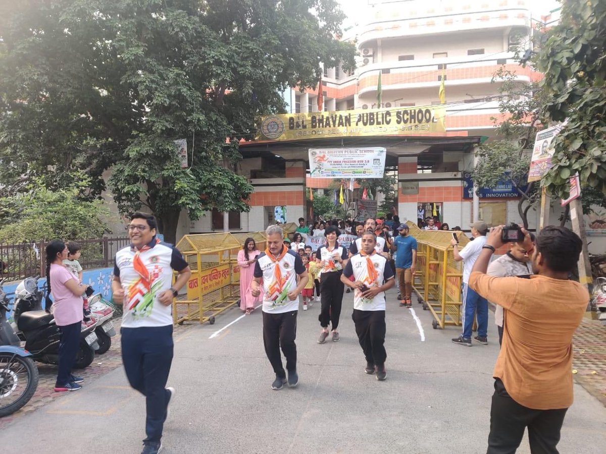 Fit India Run by enthusiastic members of Hindustan Scouts &amp; Guides of Bal Bhawan School Mayur Vihar Delhi.                 #FitIndiaFreedomRun      @AnuragThakur     <a href="/PMOIndia/">PMO India</a>