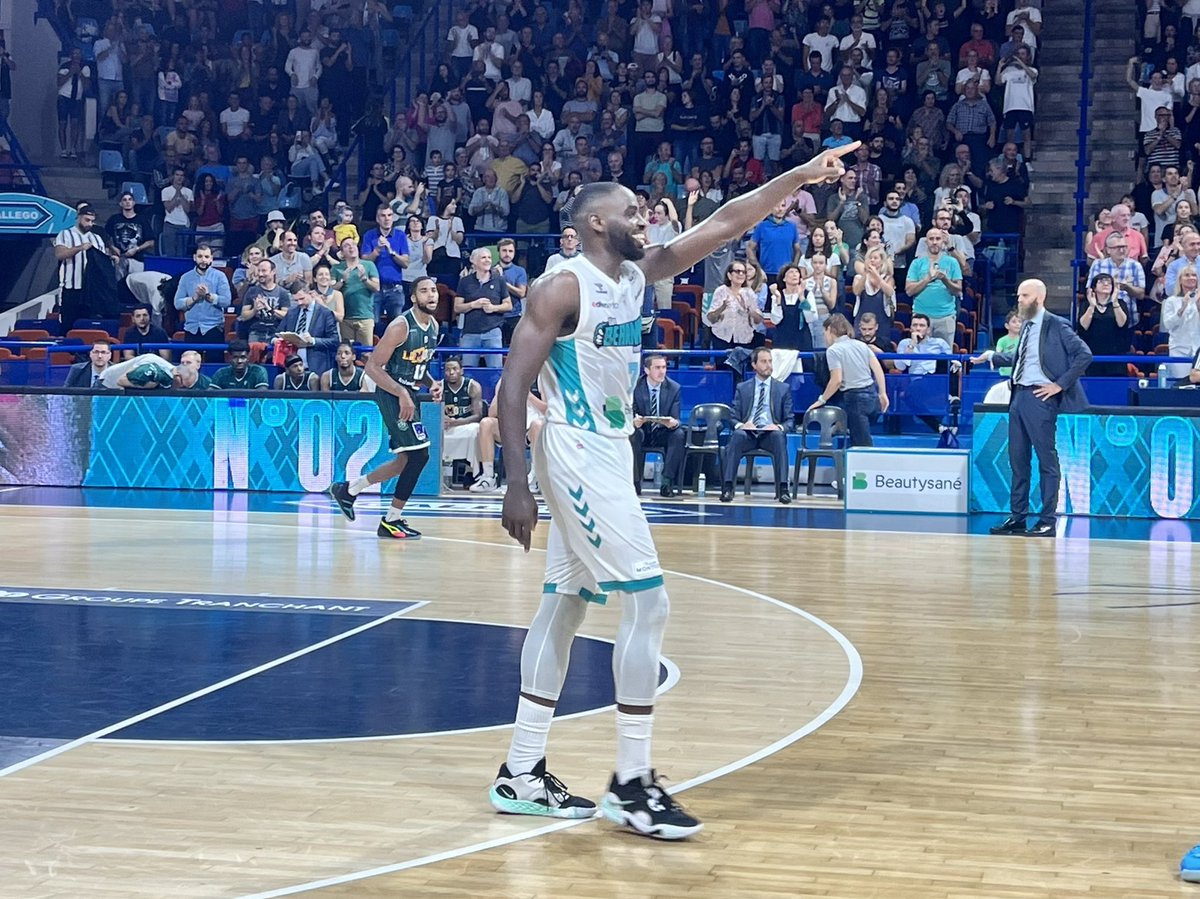 MLMPau's tweet photo. Et à la fin, c’est l’ @EBPLO qui gagne le clasico face à @limogescsp
💚💚💚💚🤍🤍🤍🤍🏀🏀🏀🏀#limogescestlabas #beatlimoges #clasico #nopainn https://t.co/wro9PKVsep