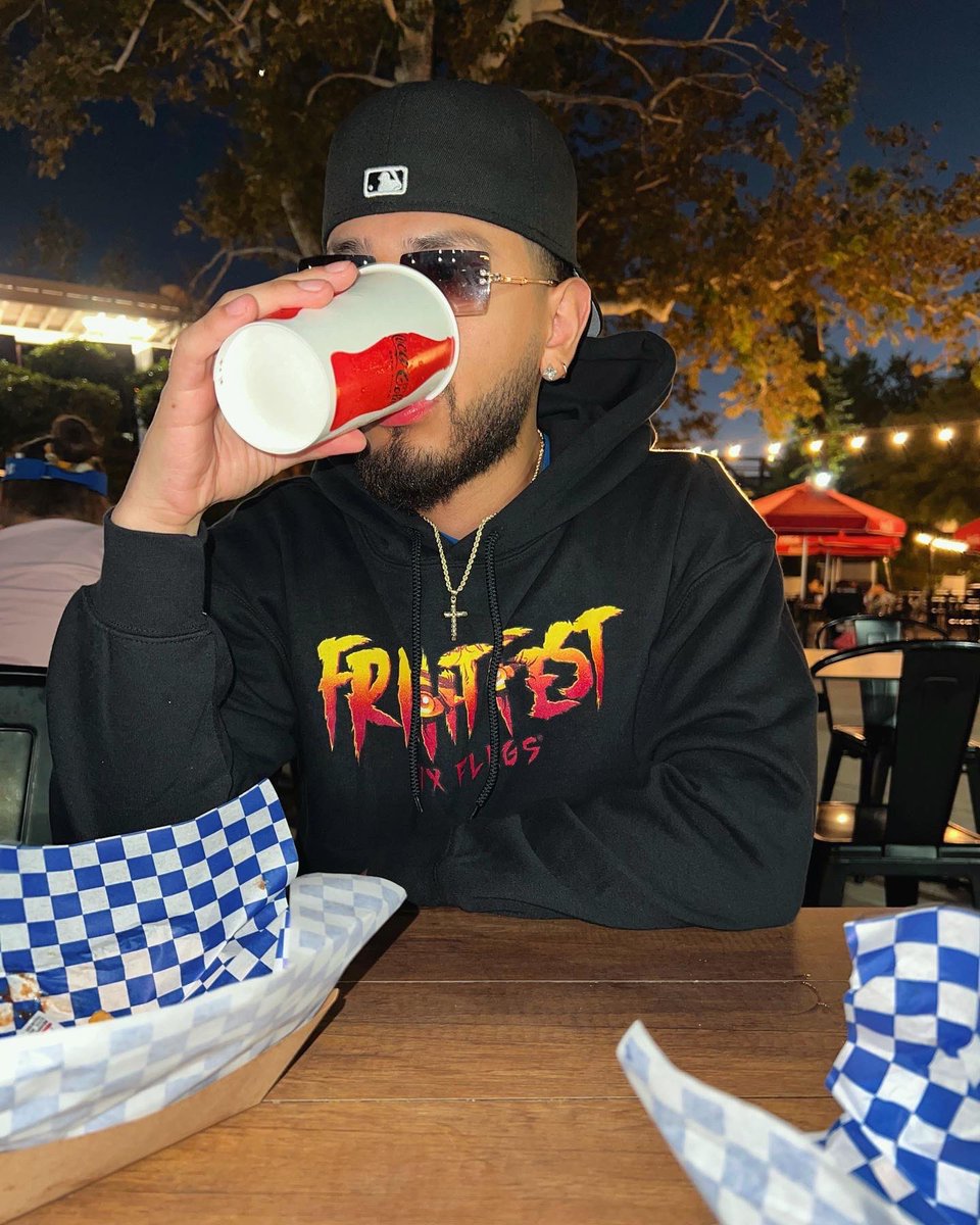 eddiezepeda36's tweet photo. lil kid in me was happy last night 😂 https://t.co/3NgraxBBrH