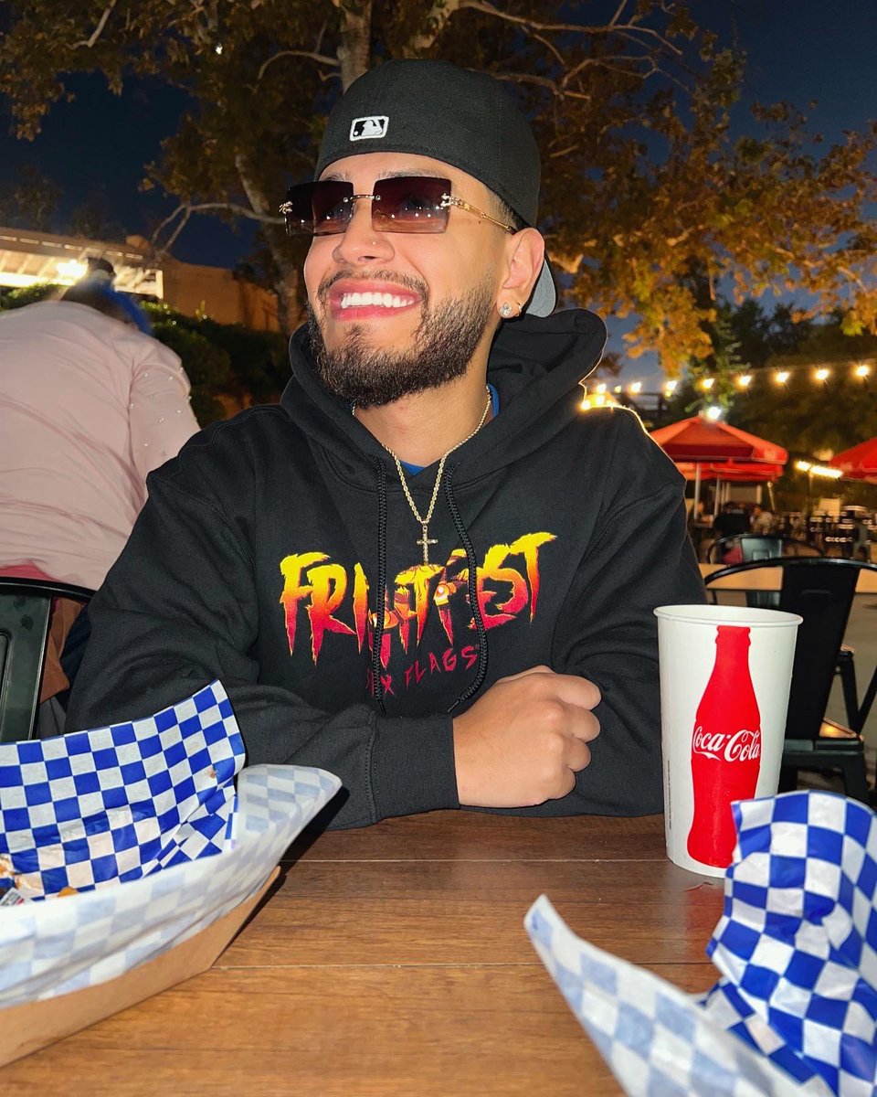 eddiezepeda36's tweet photo. lil kid in me was happy last night 😂 https://t.co/3NgraxBBrH