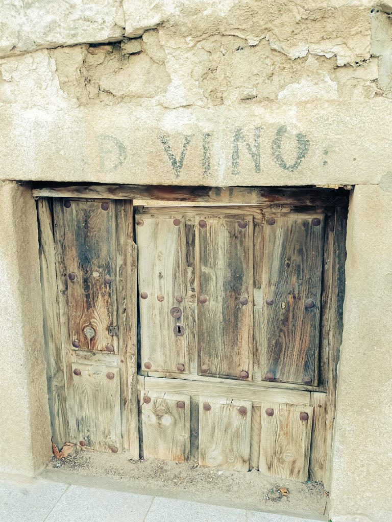oscarranlo's tweet photo. Venta de vino. Cardeñosa #Ávila @patrimografico https://t.co/X96KZ5uV9G
