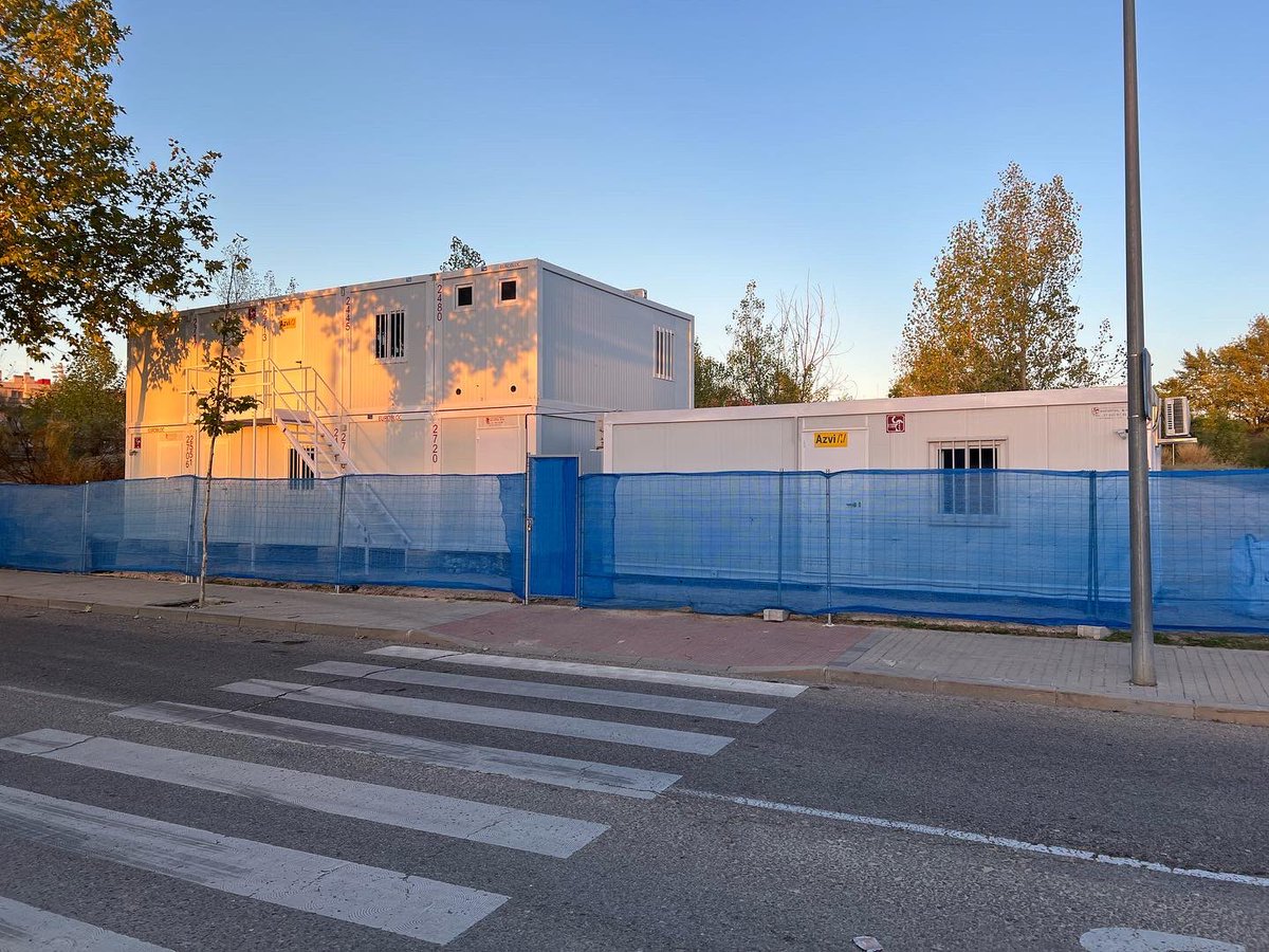 Nos encanta ver cómo se siguen haciendo viviendas , hoy en #lasrozas tres inicios de obras en menos de trescientos metros , nuestro mercado cada día más fuerte 💪 #antillagrupoinmobiliario #seguimos #obranueva