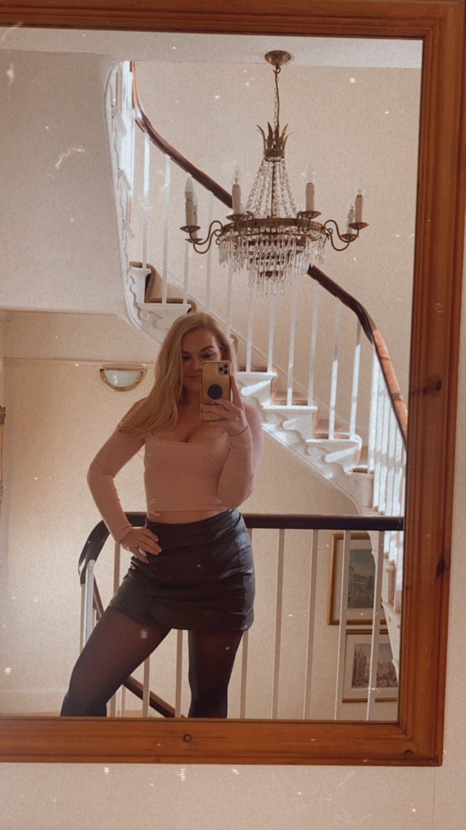 angelina_belle_'s tweet photo. I didn’t post this photo because I thought I was chubby. Now after a month in France and 2 weeks in italy… I’m posting the photo 🫣😳 https://t.co/SnxKFKoXl1