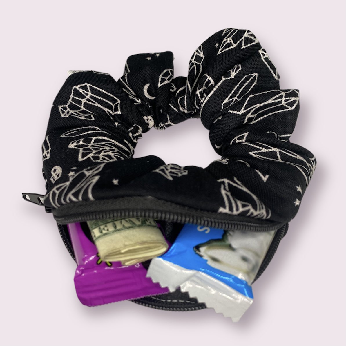 ScrunchieShop's tweet photo. Got a Secret? 🤫 Let us keep it! All new Halloween Secret Scrunchies are available to shop now at: https://t.co/SrqxPq6SjI

#scrunchieshop #secretscrunchie #zipperscrunchie #pocketscrunchie #pouchscrunchie #oregon #pnw #halloween #spookyseason #spooky #dreamfacereveal https://t.co/oUQMj5FYyX