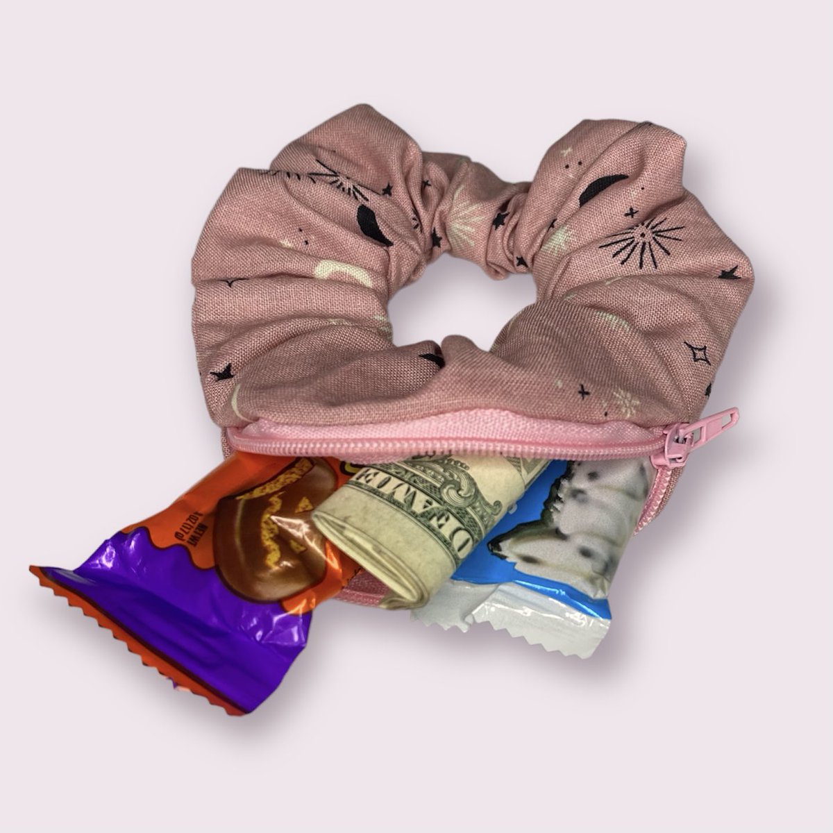 ScrunchieShop's tweet photo. Got a Secret? 🤫 Let us keep it! All new Halloween Secret Scrunchies are available to shop now at: https://t.co/SrqxPq6SjI

#scrunchieshop #secretscrunchie #zipperscrunchie #pocketscrunchie #pouchscrunchie #oregon #pnw #halloween #spookyseason #spooky #dreamfacereveal https://t.co/oUQMj5FYyX