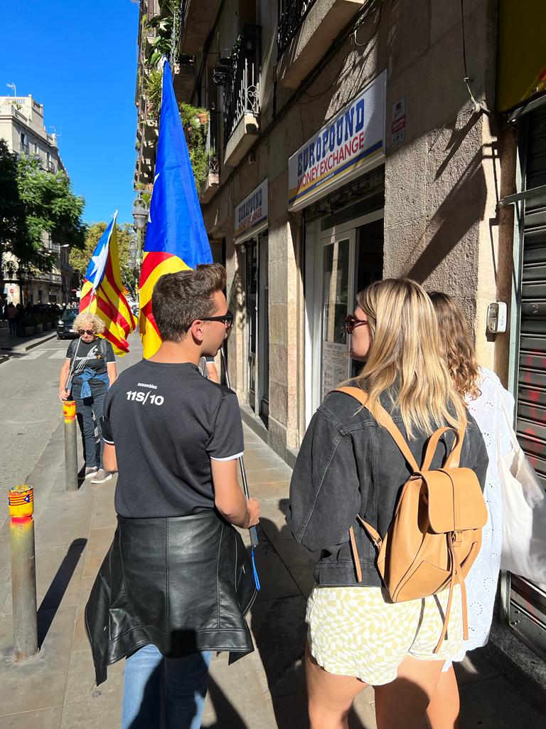 Ahir una noia neerlandesa i un altre d'australiana em van veure amb una estelada i, molt simpàtiques, em van preguntar que succeïa...

Minuts més tard ens van acompanyar fins a arc de triomf, i ens van desitjar sort al moviment independentista. Això sí que és escoltar.
💛