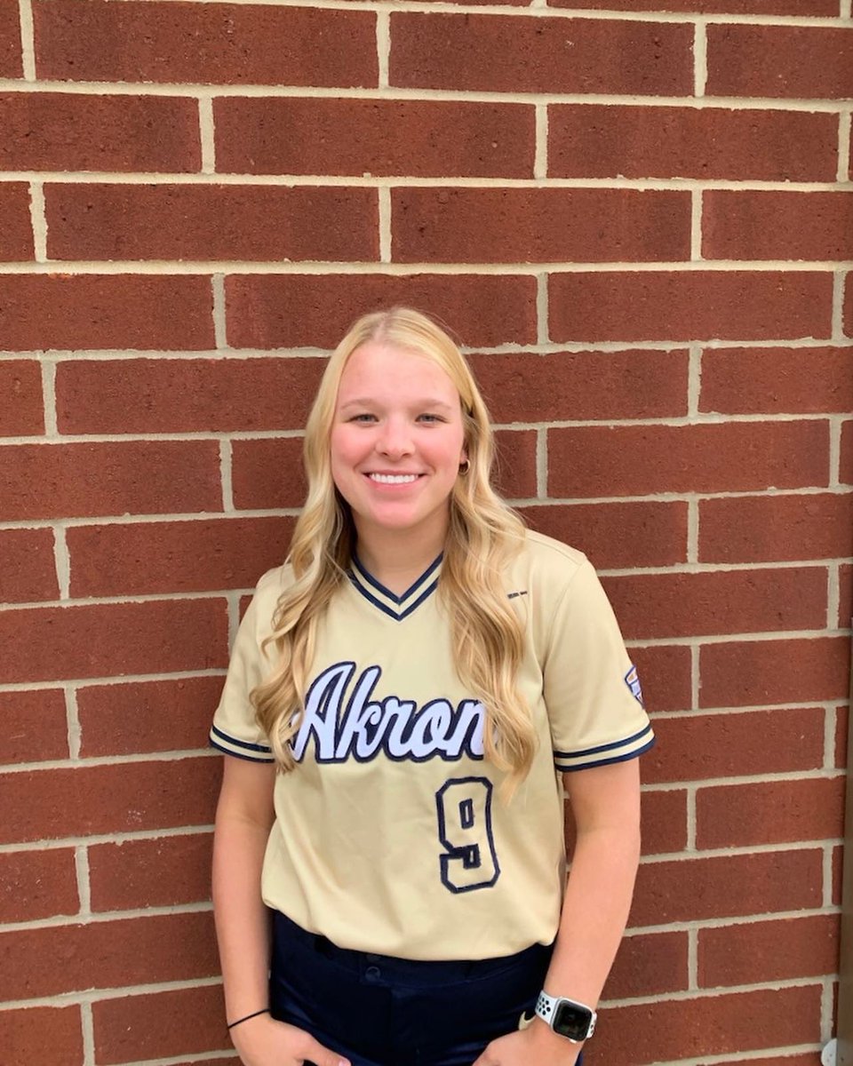 lilysullivan_33's tweet photo. Next stop signing day! Thanks to @nix131313 @nyka_wood and @Chandler__Rice for a great official visit. Surreal feeling to put on the blue and gold for the first time. Excited to meet all the other 2023 recruits. #futurezips 🦘 https://t.co/V1rrAhLXir