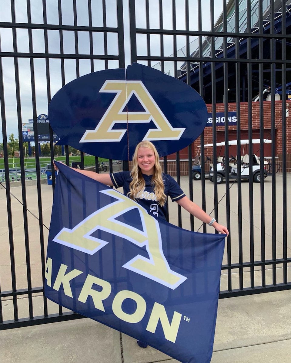 lilysullivan_33's tweet photo. Next stop signing day! Thanks to @nix131313 @nyka_wood and @Chandler__Rice for a great official visit. Surreal feeling to put on the blue and gold for the first time. Excited to meet all the other 2023 recruits. #futurezips 🦘 https://t.co/V1rrAhLXir