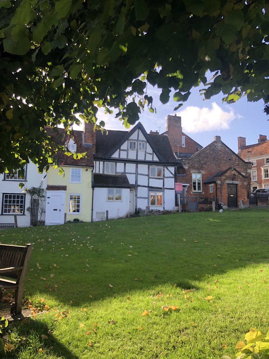 taylorhannah77's tweet photo. Marlborough is such a beautiful market town - the perfect place for a lit fest! Sadly the festival weekend is over now for this year, but @PamAyres will be along on 28/10! Thanks again for having me @MarlbLitFest and see you next year! 👋📚♥️ #MLF22 https://t.co/JJprrwCQHI