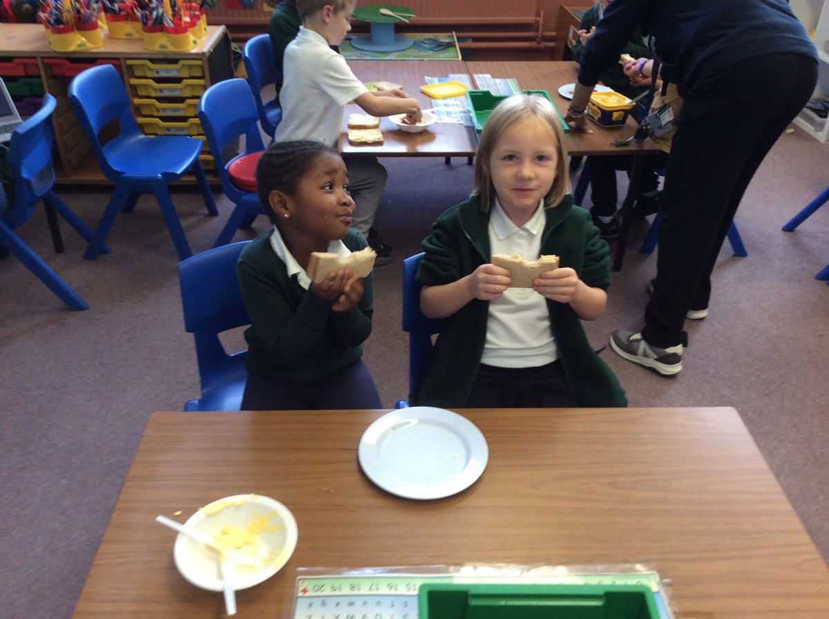 Y2_Vinnies's tweet photo. Following instructions to make jam sandwiches https://t.co/cWpE2GyG56