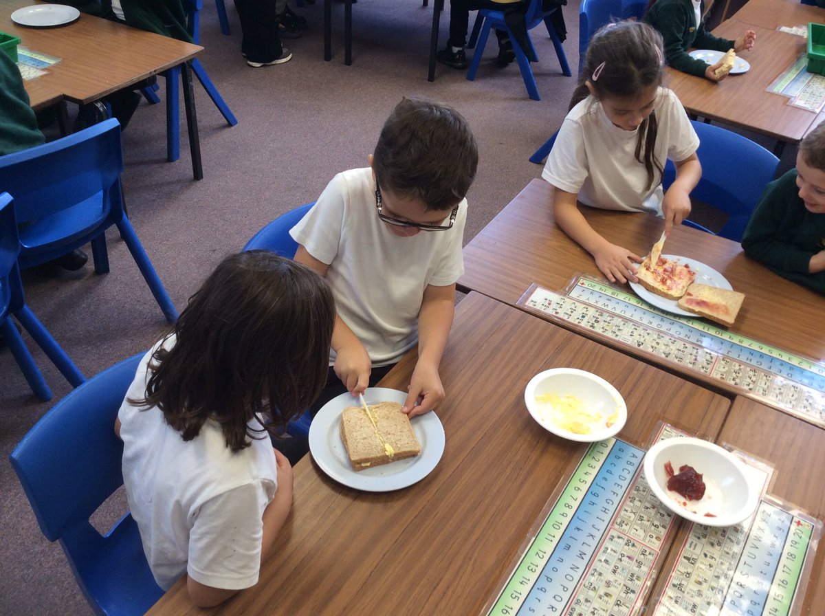 Y2_Vinnies's tweet photo. Following instructions to make jam sandwiches https://t.co/cWpE2GyG56
