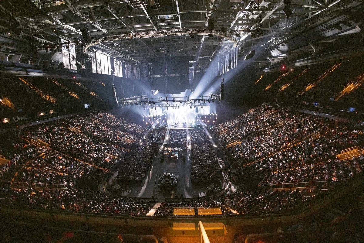Trevornoah's tweet photo. Toronto, thank you for 2 incredible sold out nights at the @scotiabankarena π€―π€―π€― I will truly never forget it! ππΎπ¨π¦#BackToAbnormalWorldTour πΈ: @mattynoir https://t.co/2lZXmdXVaI