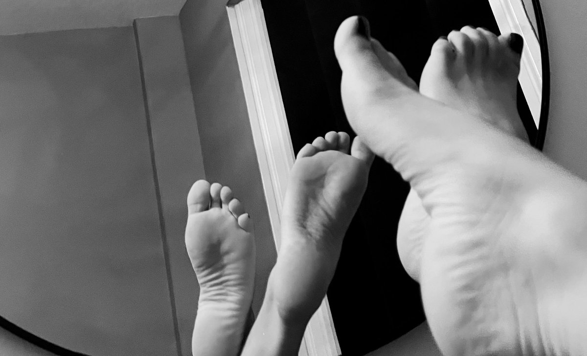 _kamym_1's tweet photo. Après cette photo je ressors les chaussettes.. tout se passera ailleurs..🤭 
bonne soirée🥵 
#PiedsNus #Pied #pictures #moneyslaves #feetfethish #fetichistepied #photo #feet https://t.co/uHljmIaGL1