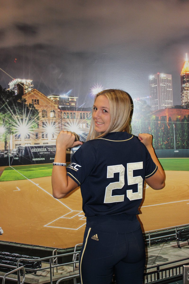 CarolineEPatte1's tweet photo. Thank you @Coach_A_Mo @reese_m3 @marty_mac17 for such an amazing weekend at my future school!  I cannot wait to be there!  Thank you to my family, coaches, and teammates❤️ @Mojo_Lunsford @tattnallsports @DTDSoftball @hittingcoachJ @mikelunsford9 @Los_Stuff @sportsguymarv 🐝 https://t.co/FF8jGEbBI9