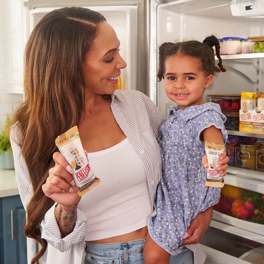 sydneyleroux's tweet photo. We found the perfect snack! @perfectbar goes with me and the kids from the fridge to the field, for an easy breakfast or a pre-game snack, made with up to 17G of protein and 20+ superfoods. Get a FREE BAR for a limited time: https://t.co/daO3feNxZl #ad #perfectbar#healthysnacks https://t.co/X8QEZaf0UT