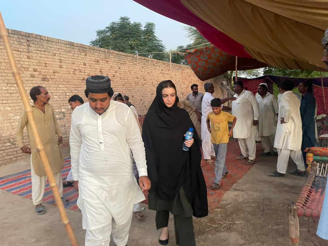 ChMuzamilGujjar's tweet photo. چراغ بن کے جل وقت کے اندھیرے میں
بھیک کے اُجالوں سے روشنی نہیں ہوتی
فخر تندلیانوالہ محترمہ عائشہ رجب بلوچ صاحبہ ایم این اے اپنے حلقہ ماموں کانجن چک 514 504 515 کا دورہ کیا اور عوام سے ملاقات کی۔
@AyeshaRajabAli1 @Roshaan_Rajab_ #NA_97 #ayesharajabbaloch #AyeshaRajabBaloch https://t.co/KgDVLkTYGk